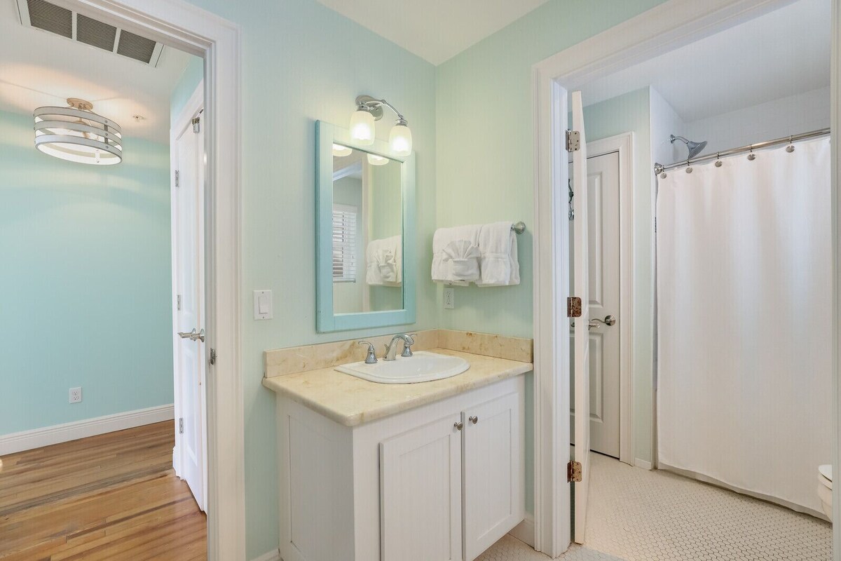Beautiful Condo on Pine Ave, 2 Blocks to Beach