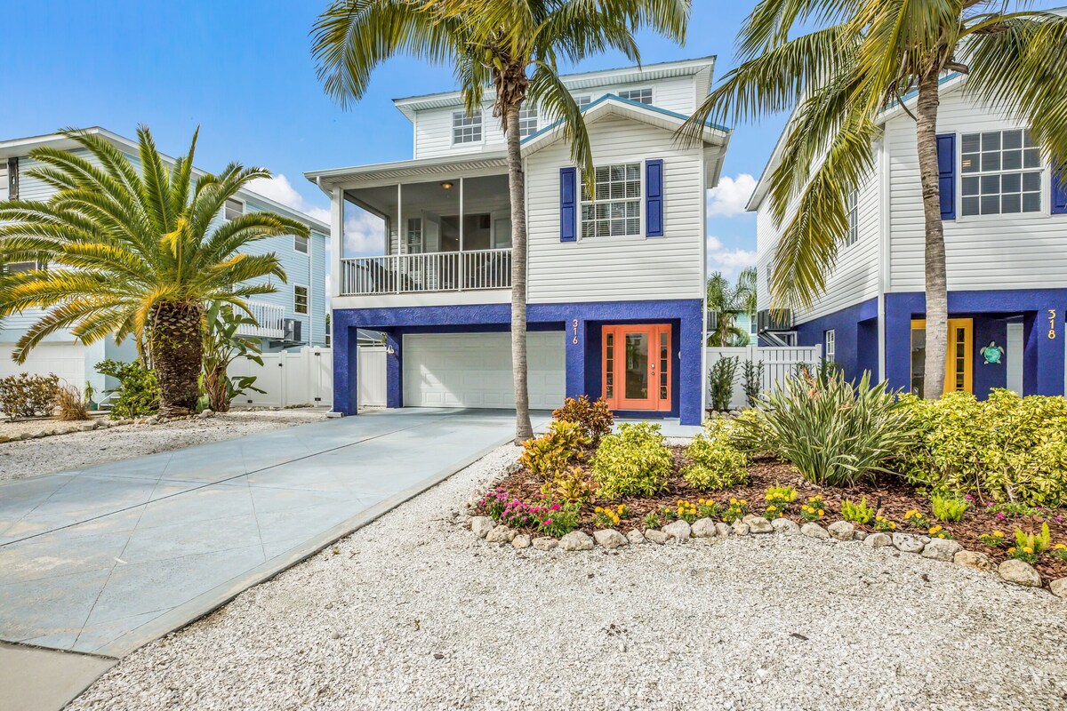 Centrally located. 3 blocks to the beach. Private pool and hot tub.