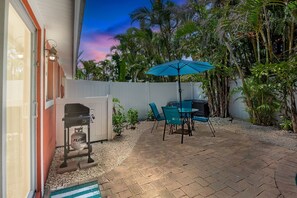 Outdoor Grill, Outdoor Dining Area