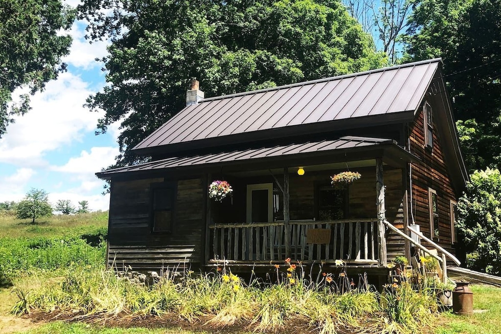A rustic looking cabin in Connecticut is situated in the countryside