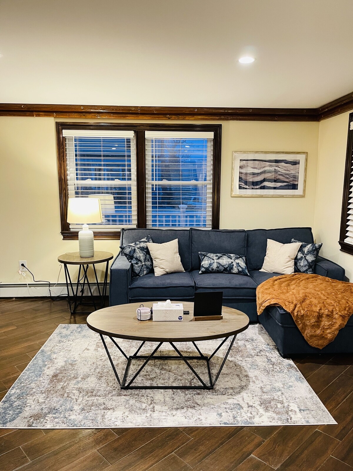 3 bedroom home( 2 Kings and 1 queen), 4 Mins From Beach!