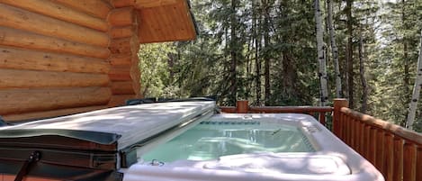 Deer Haven Lodge with back deck hot tub.