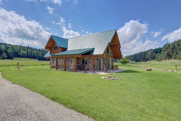 Elk Creek Retreat outside view.