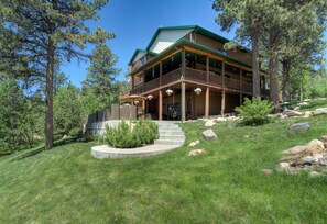 Grand View Lodge front view.