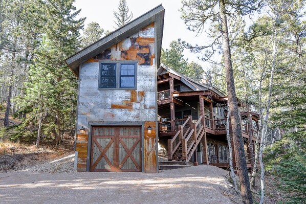 Front view of the garage and cabin