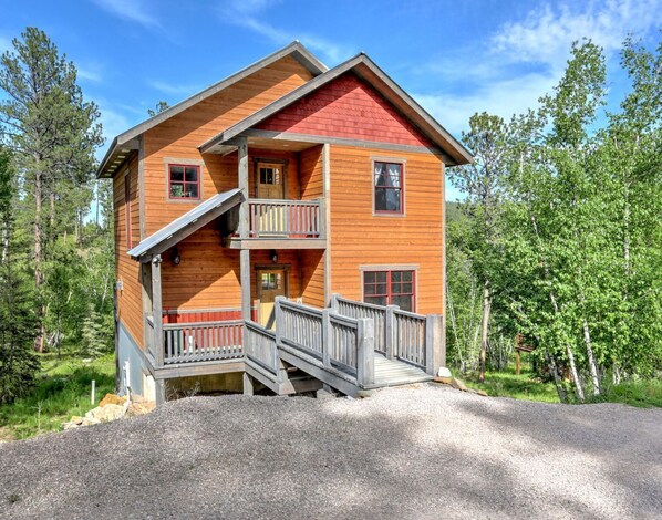 Welcome to Leaning Tree Lodge managed by Deadwood Connections