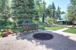 Bear Butte Gulch Lodge - Back yard with fire pit.