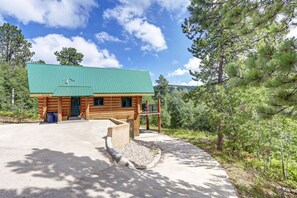 Dakota log Cabin front view.