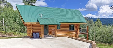 Dakota log Cabin front view.