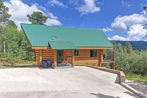 Dakota log Cabin front view.