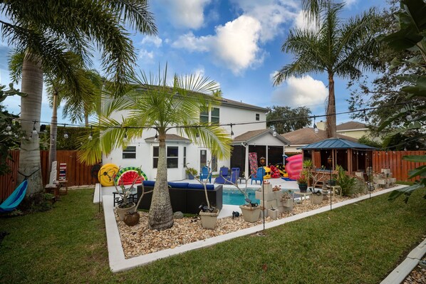 Grass, House, Building, Tree, Yard