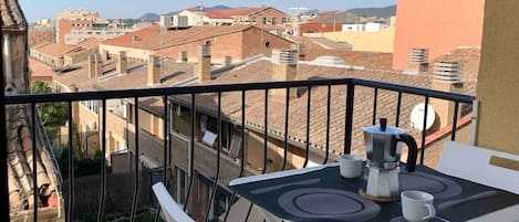 Private balcony with city and mountain view (partial view of Montserrat)
