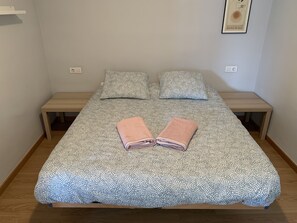 Bedroom 1 - Queen size bed (sleeps 2 people)