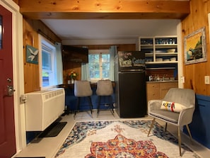 Open floorplan + excellent on demand Rinnai heats the entire cabin with ease