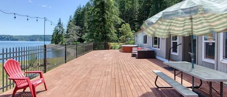 Large deck and enjoy the view in hot tub