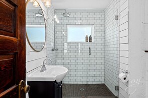 Full bath w shower