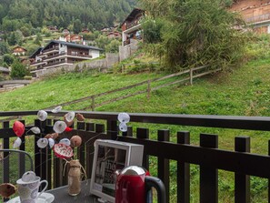 Plant, Green, Building, Fence, Grass, Leisure, Slope, House, Tree, Landscape