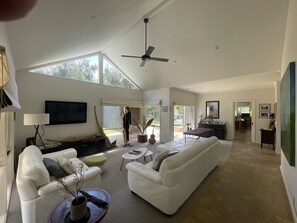 Guest private lounge room