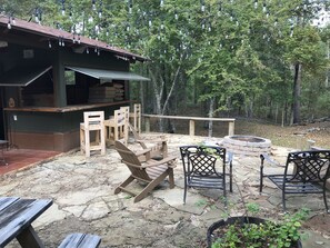 Outdoor patio & small fire pit 