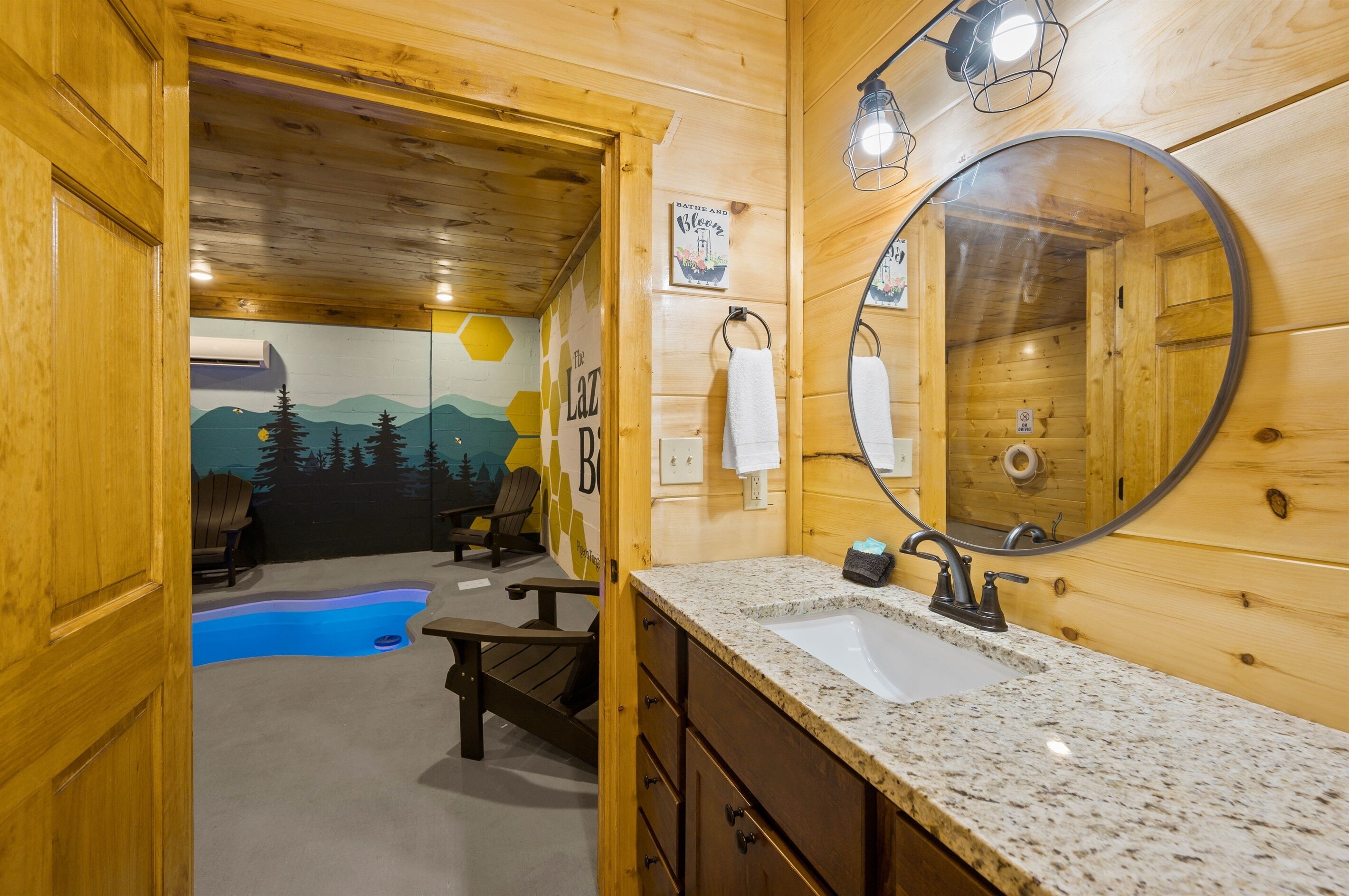 Log Cabin Retreat, Indoor Pool & Hot Tub + Views