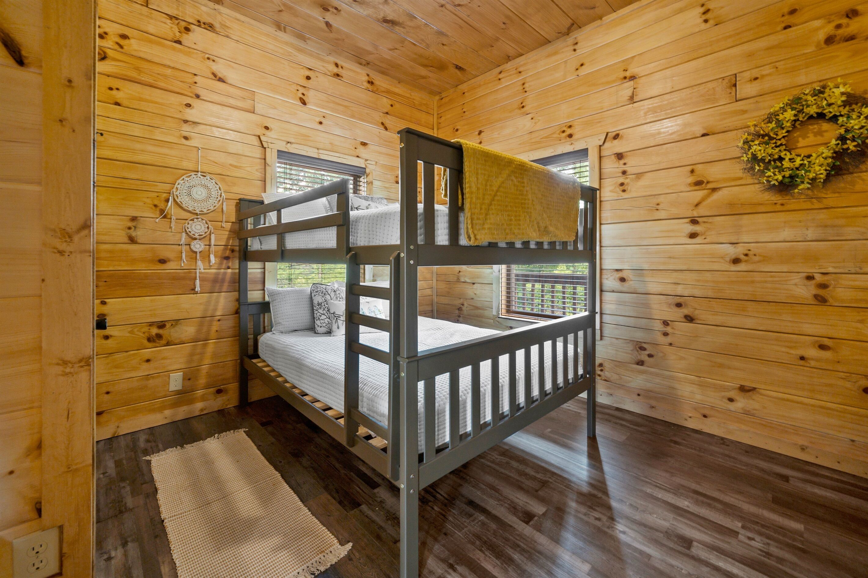 Log Cabin Retreat, Indoor Pool & Hot Tub + Views