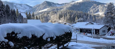 Blick von der Süd - West Terrasse in die Berge bzw. Skigebiet