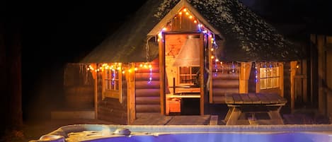 Hot tub and BBQ hut