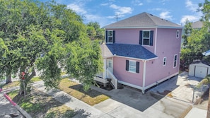 Large Driveway and Corner lot in this cozy 3 br / 2.5 ba home close to the beaches and all Galveston has to offer !!!