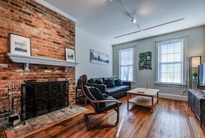 Living Room w/ Sofa Bed