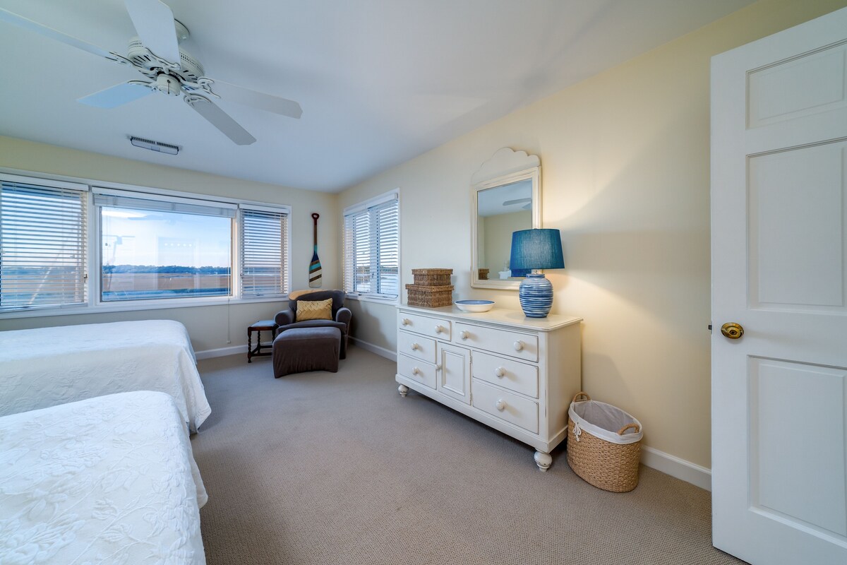Waterfront 3BR/3BA Condo with Incredible Marina Views! 2nd Floor! Sleeps 8! Pet Friendly!