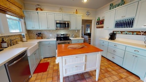 1201_Lovell_Avenuee-Kitchen-upstairs-pic3