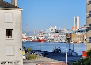  Vue sur le port depuis la grande chambre