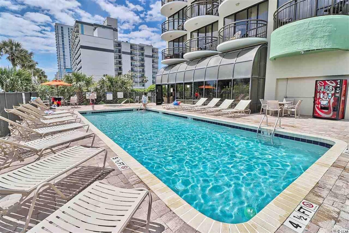 Direct Oceanfront Condo- STUNNING OCEAN VIEWS, king bed, free parking, 2 pools!!