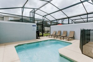 Backyard with private pool  with Sun lounges and BBQ
