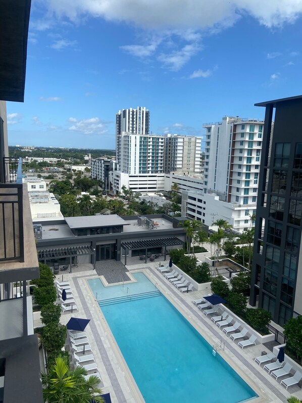 POOL/CITY VIEW