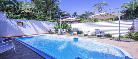 piscina de 7 x 3 metros com guarda sol ,  espreguiçadeiras, mesas, cadeiras .