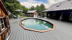 4' deep in-deck pool is ideal for the hot summer days.