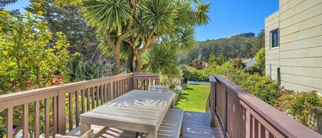 Outdoor patio dining area with magnificent views of Glen Canyon Park