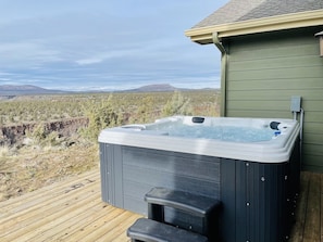 Large deck overlooking canyon for sunsets, star gazing and jacuzzi soaks! 