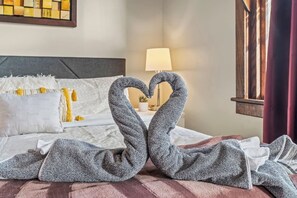 Master Bedroom / King Size Bed / Angle 3