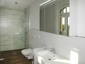 Miroir, Robinet, Luminaire Plomberie, Propriété, Évier, Lavabo, Salle De Bains, Design Intérieur, Bois