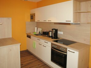 Cabinetry, Comptoir, Evier, Robinet, Évier, Appareil De Cuisine, Cuisinière, Bâtiment, Tiroir, Cuisine