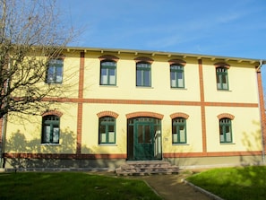 Plante, Ciel, Fenêtre, Arbre, Lot Terre, Herbe, Toit, Paysage, Façade