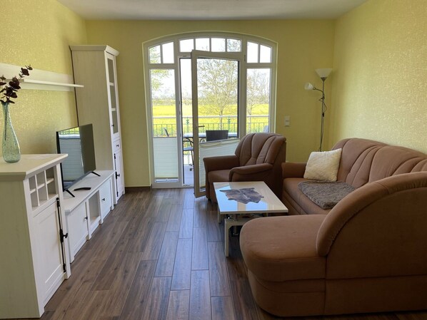 Propriété, Canapé, Fenêtre, Plante, Bâtiment, Plante D'Appartement, Bois, Design Intérieur, Table, Confort