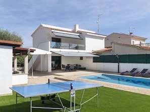 Ciel, Fenêtre, Nuage, Bâtiment, Ombre, Équipement Sportif, Arbre, Sport Raquette, Chaise, Plante