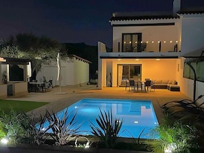 L'Eau, Plante, Propriété, Meubles, Piscine, Bâtiment, Bleu Azur, Fenêtre, Architecture, Ciel