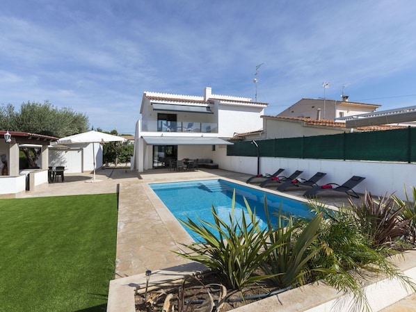 Ciel, Nuage, Plante, Propriété, Piscine, L'Eau, Ombre, Fenêtre, Mobilier De Jardin, Bâtiment