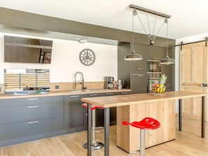 Cabinetry, Comptoir, Robinet, Meubles, Propriété, Evier, Évier, Cuisinière, Cuisine, Bois