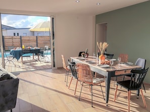 Table, Meubles, Propriété, Chaise, Bâtiment, Éclairage, Design Intérieur, Bois, Sol, Table Cuisine Et Salle A Manger
