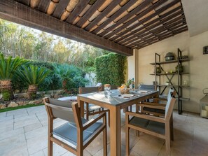 Tabelle, Pflanze, Eigentum, Möbel, Zimmerpflanze, Holz, Interior Design, Schatten, Gartenmöbel, Fussboden